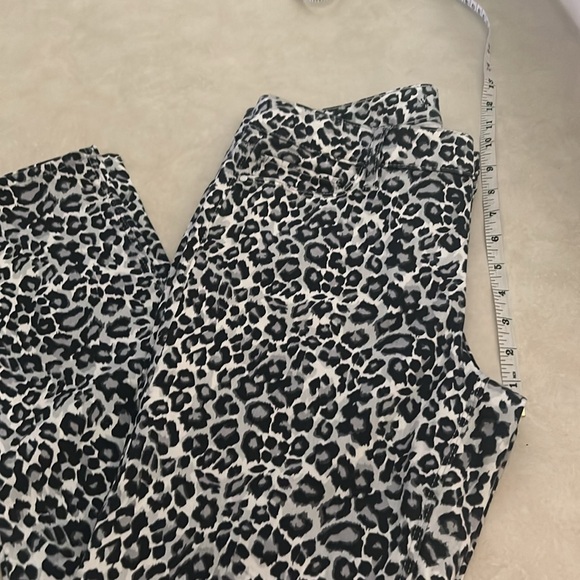 WHITE House black market animal print skinny elastic pants size 4. - Picture 4 of 6